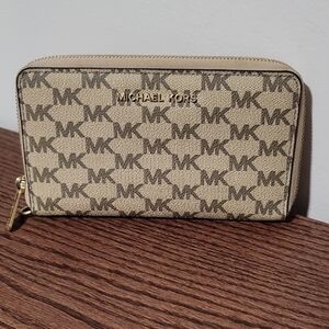 🔥🔥🔥Michael Kors Monogram Wallet Tan Beige
